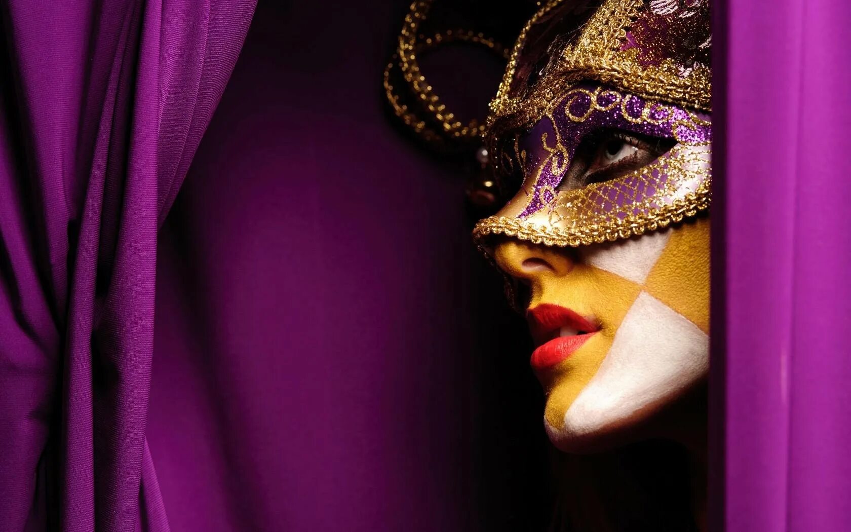 Театральные маски. Красивые театральные маски. Девушка в карнавальной маске. Фон театральный с масками. День театра фон