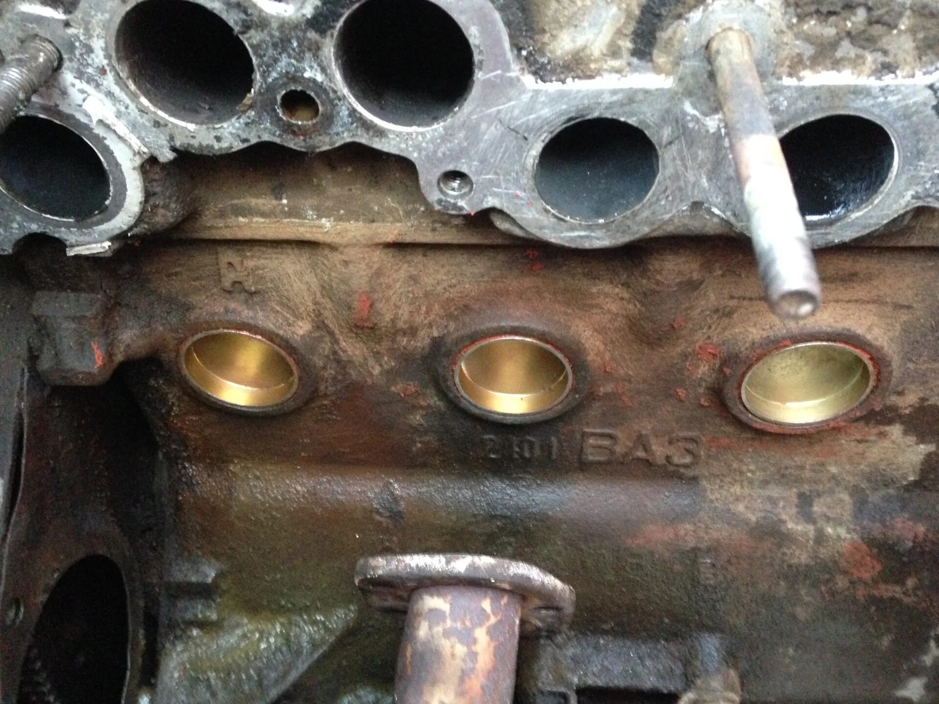 Прогоревшая прокладка гбц ваз 2107. Можно ли ездить на пробитой прокладке. Пробитая прокладка гбц нива. Пробита прокладка головки блока цилиндров. Можно ли ездить на пробитой прокладке.