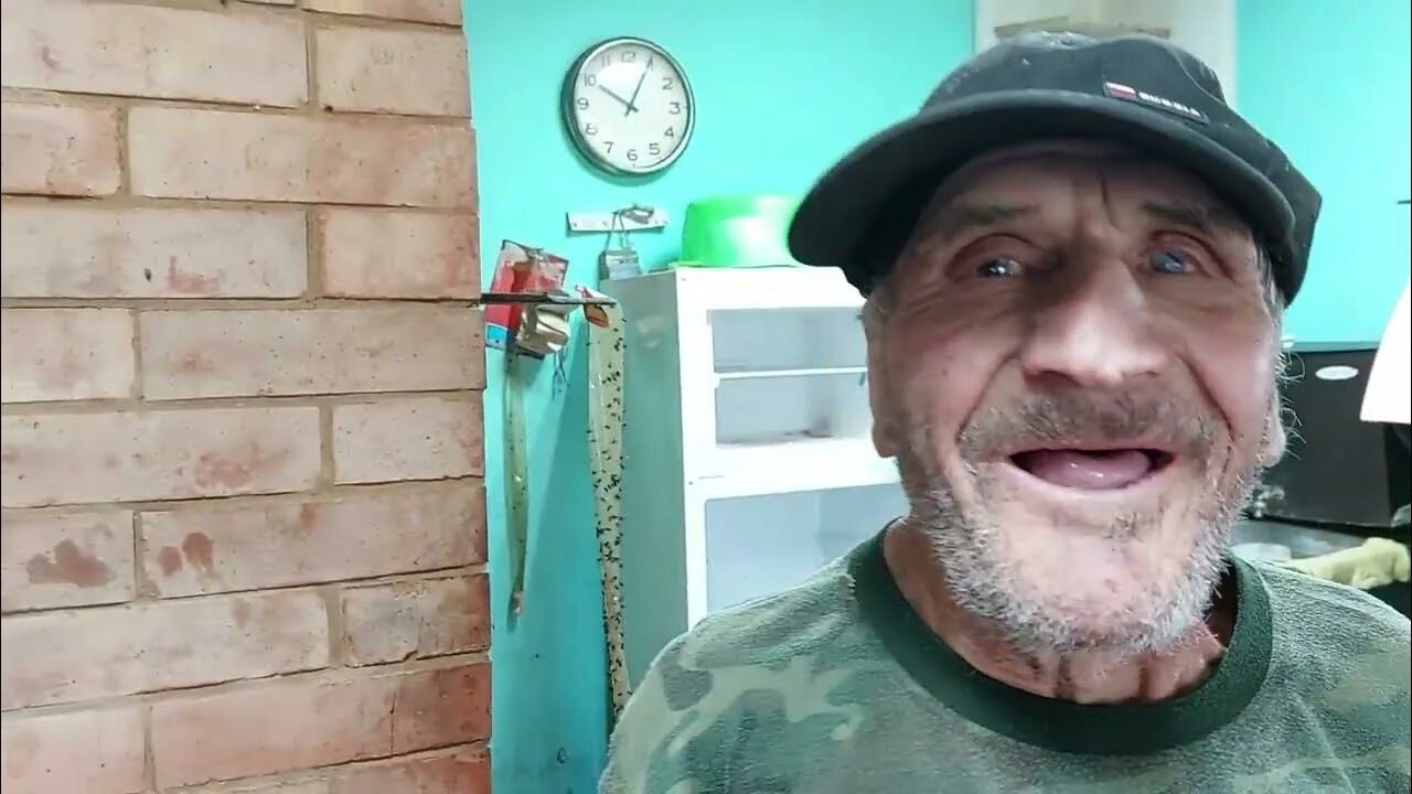 Дед помог. Дед с арбузом. дед продаёт арбузы. канал поддержка дедушки матвея на ютубе.