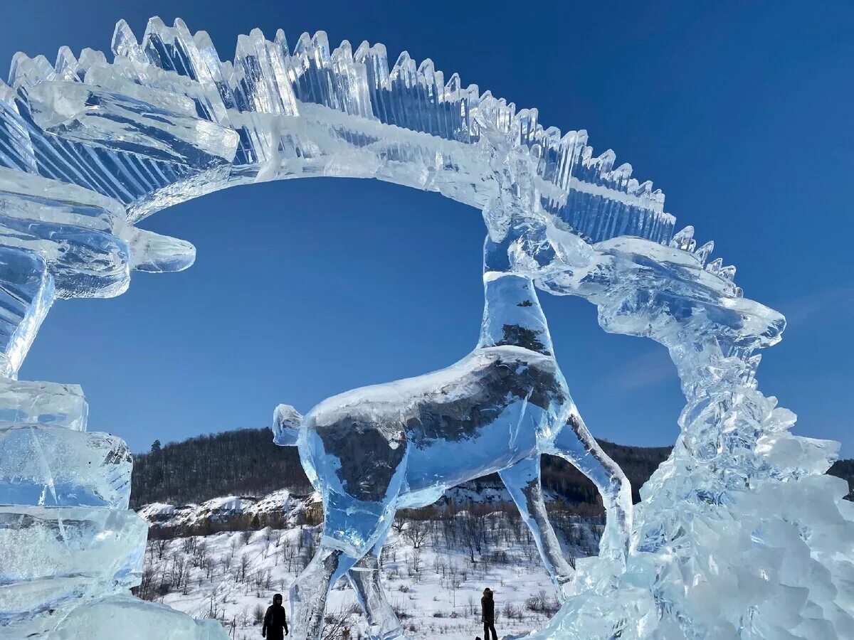 Ледяной мост. Кутузовский проспект ледовые скульптуры. Мост из льда. Ледяные скульптуры на Байкале 2023. Ледовый название