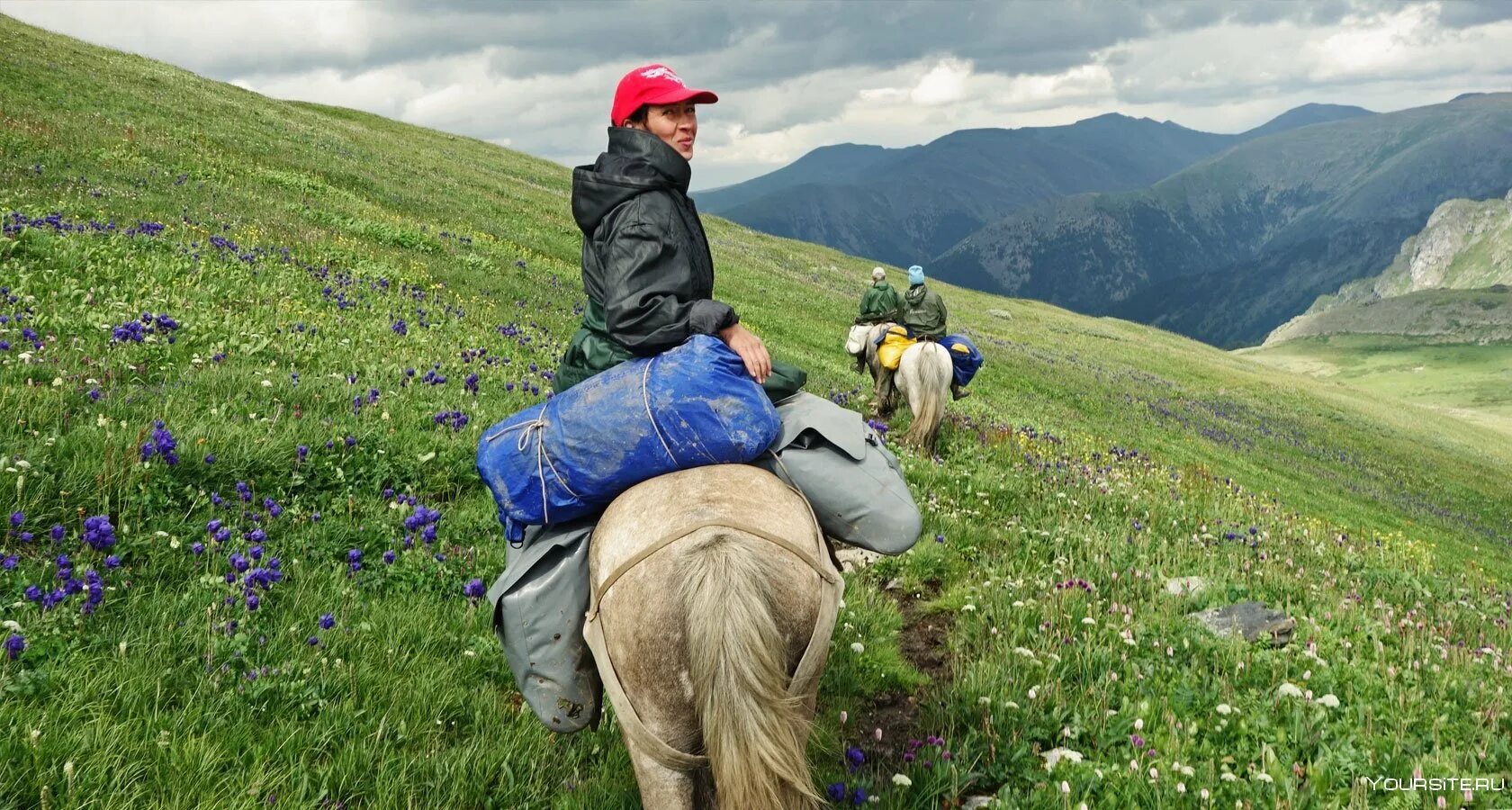 Республика алтай туристы. Гора Альбаган Алтай. Алтай Вояж горный Алтай. Горный Алтай зеленые горы вершина.