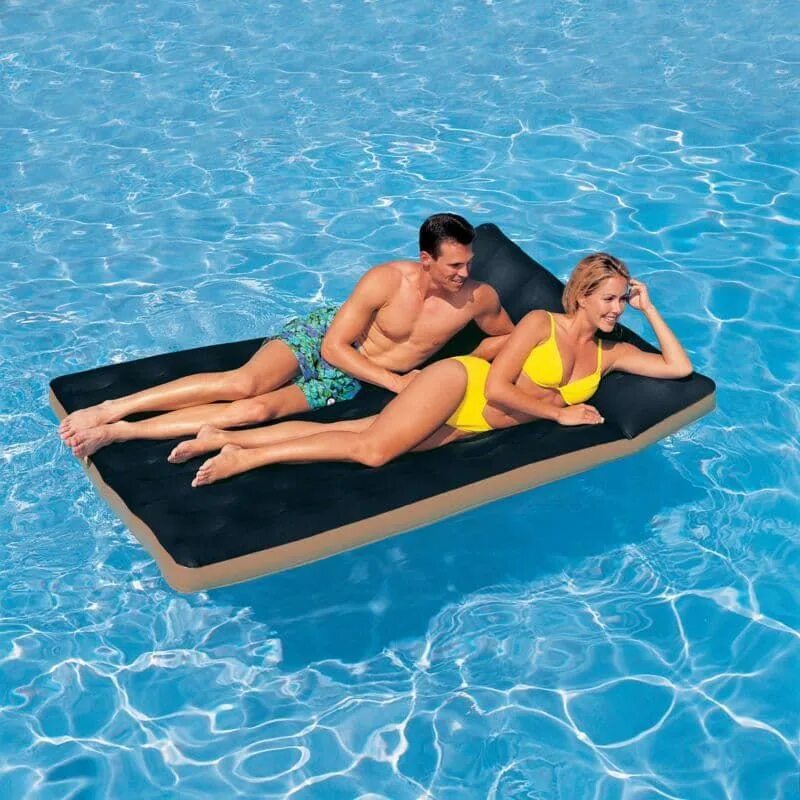 Матрас радуга 191х18см intex. Пляжный матрас "радуга" intex 58876. Надувной матрас бествей 152. Человек надавливает на надувной матрац. Человек надавливает на надувной матрац.