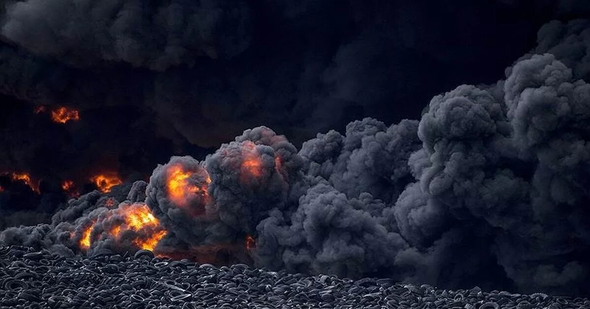 Горит свалка покрышек. Горение дым. Сжигание твердых отходов. Взрыв дым. Сжигание дыма