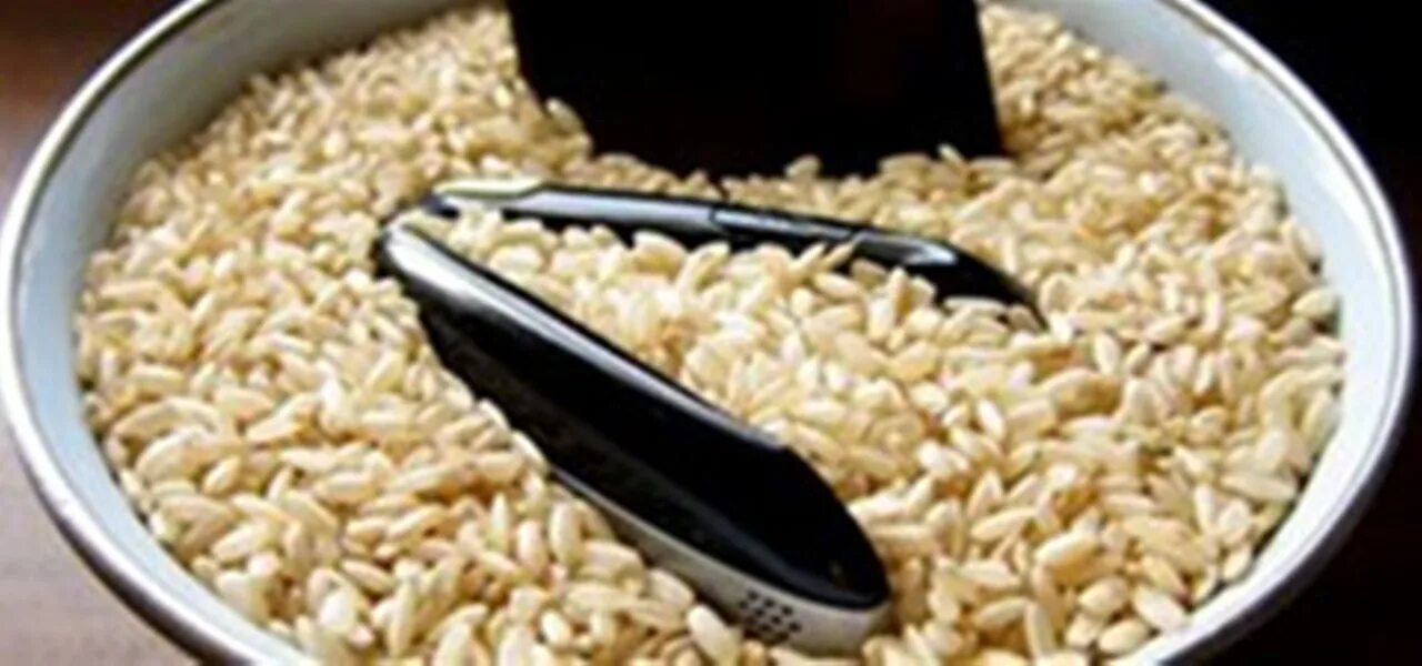 Что можно положить в рис. Телефон в рисе. Положить телефон в рис. Если положить телефон в рис. Телефон в рисе фото.