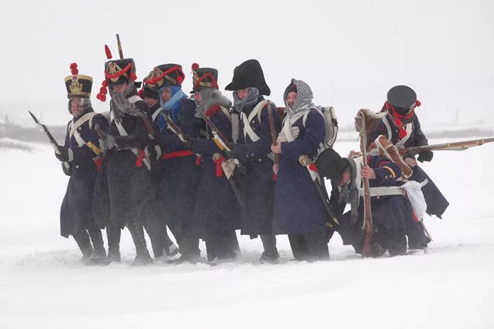 Французы мерзнут. Французы 1812 зима. Замерзающие французы 1812. Фото бегства французов в 1812. Замерзшие французы 1812.