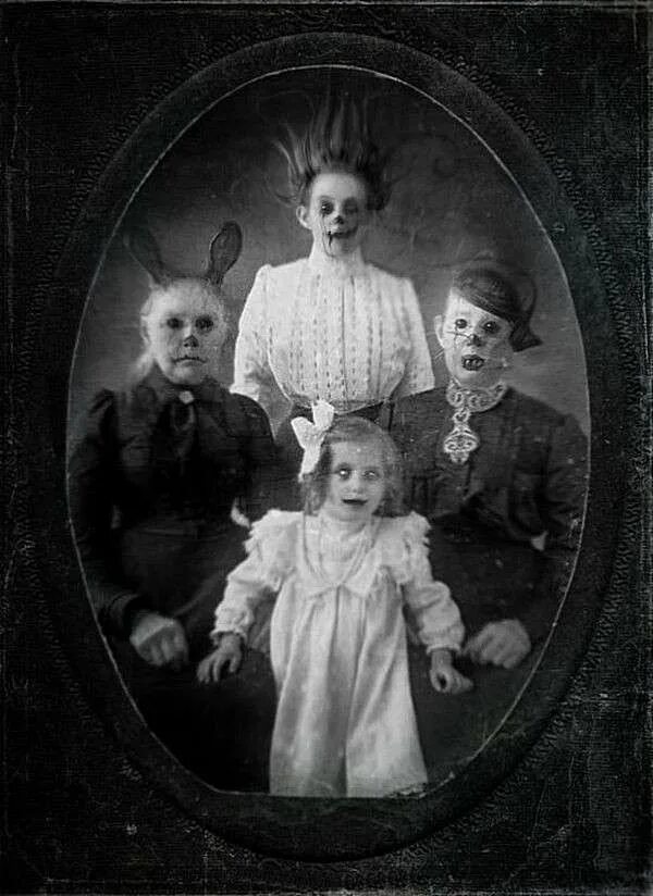 Семейные призраки какой год. Семейные портреты страшные.