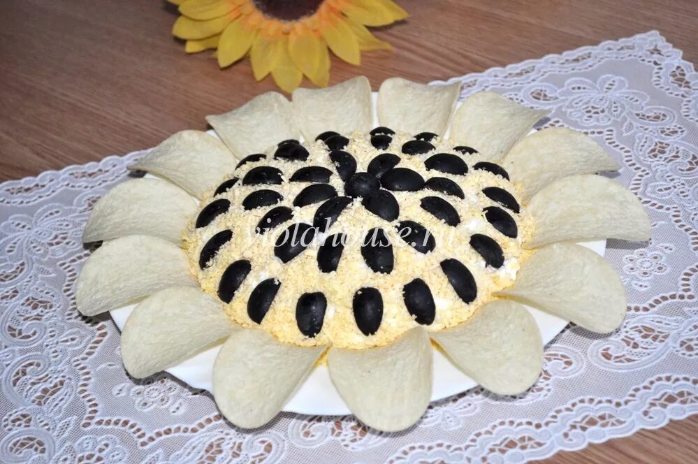 Салат подсолнух с печенью. Украшение салата чипсами. Подсолнух с печенью. Украшение салата подсолнух. Салат подсолнух картинки.