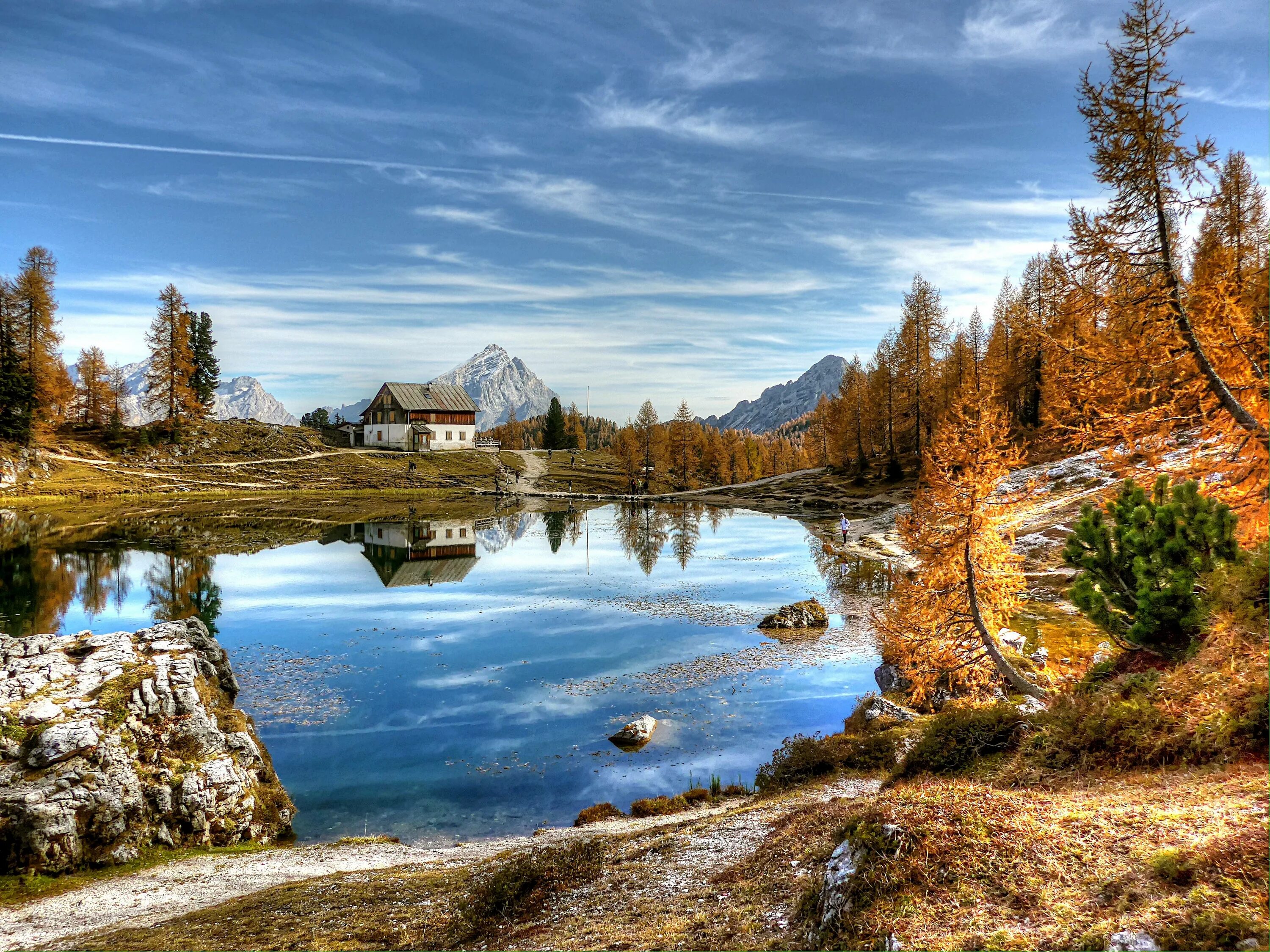 Natural view. Озеро Федера Доломиты. Озеро Federa Доломиты. Фотообои озеро в Альпах. Фотообои река.