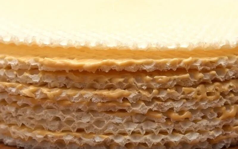 Вафельные коржи со сгущенкой. Цветы из вафельных коржей. пирожное из вафельных коржей без выпечки. вафельный торт со сгущенкой покрытый глазурью. потолок из вафельных коржей.