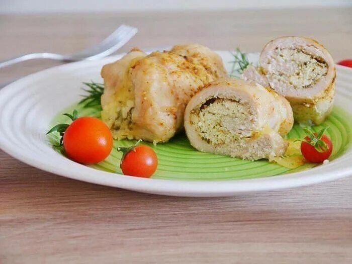 Рулет из куриного филе. Куриный рулет с сыром. Куриный рулет с творожным сыром. Куриные рулетики с творогом. Филейный рулет