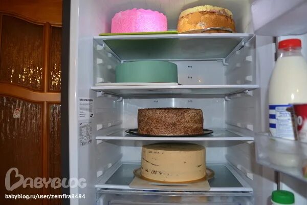 Сколько торт без холодильника. Холодильник для тортов. Холодильник для тортов домашних. Тортик в холодильнике. Хранение торта в холодильнике.