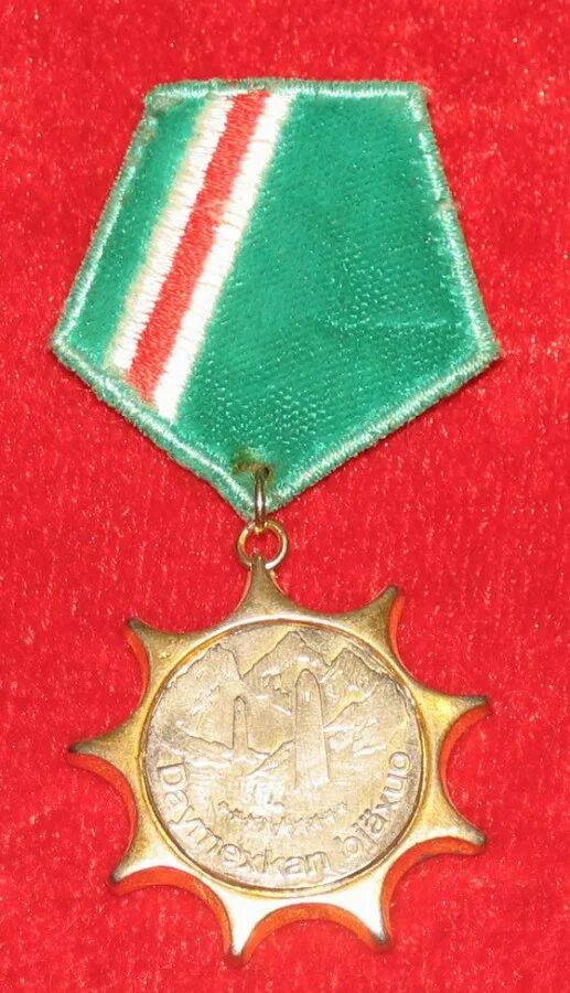 Орден герой нации ичкерия. Медаль 100 лет адыгее. Медаль. Медали за чечню. Орден къоман сий.