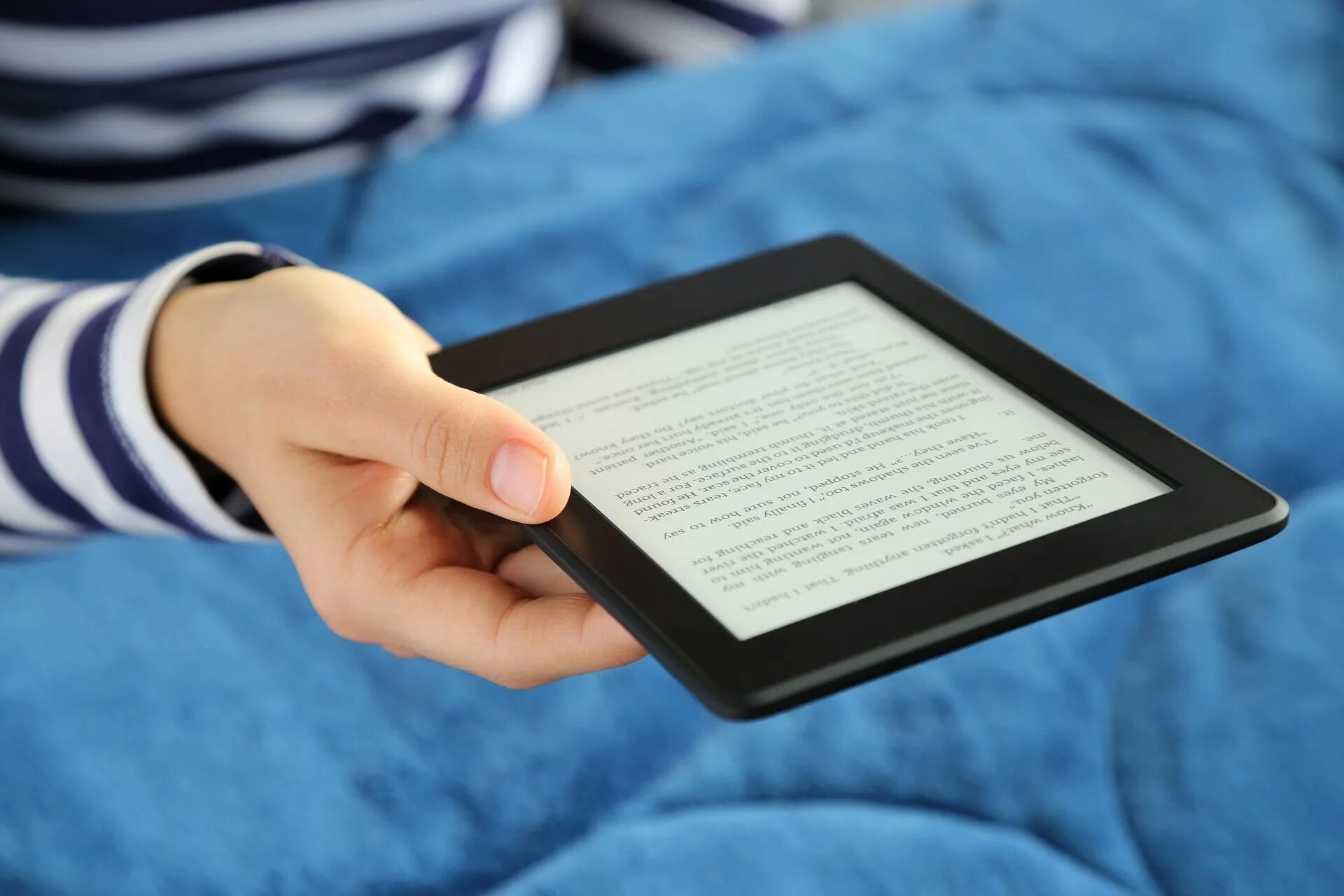 Windows 10 чтение электронных книг. Электронная книга. электронная книжка в планшете. читалка kindle. человек с планшетом.