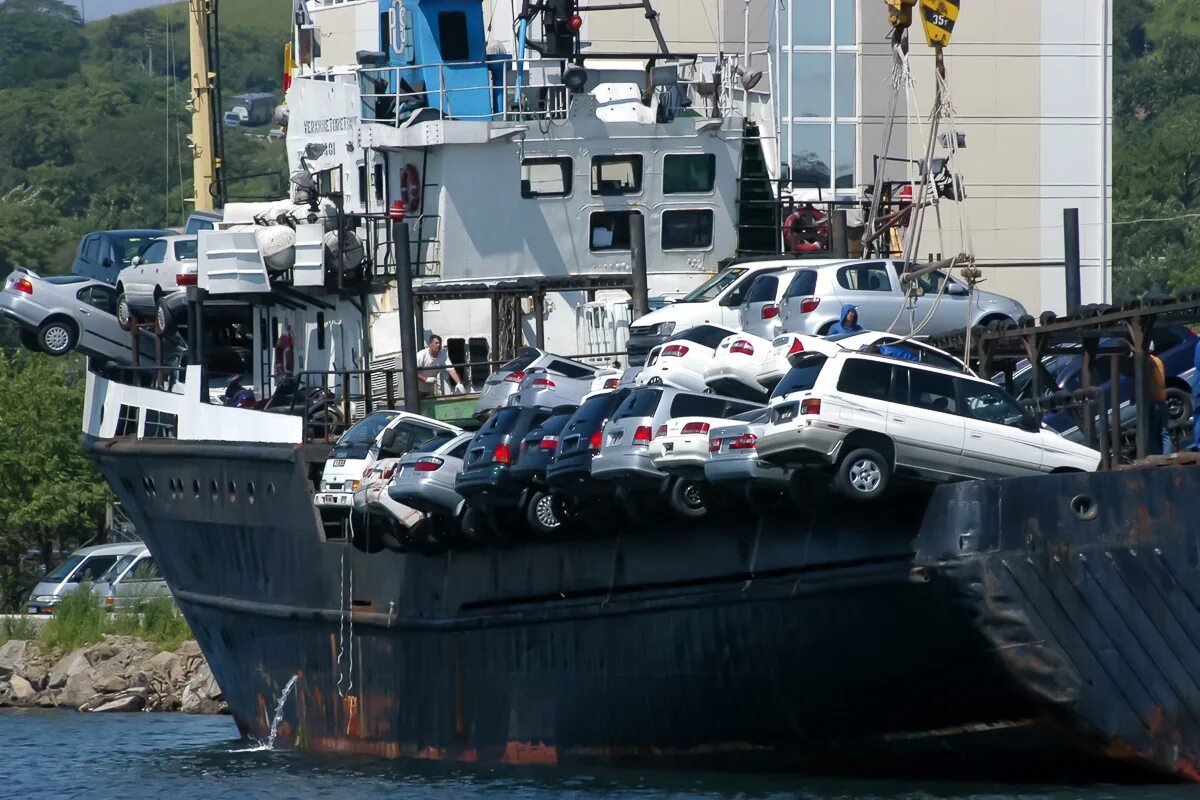 Распил авто. Сколько идет машина из японии во владивосток. Корабль с автомобилями. Порт с автомобилями японии. Паром ангара владивосток.