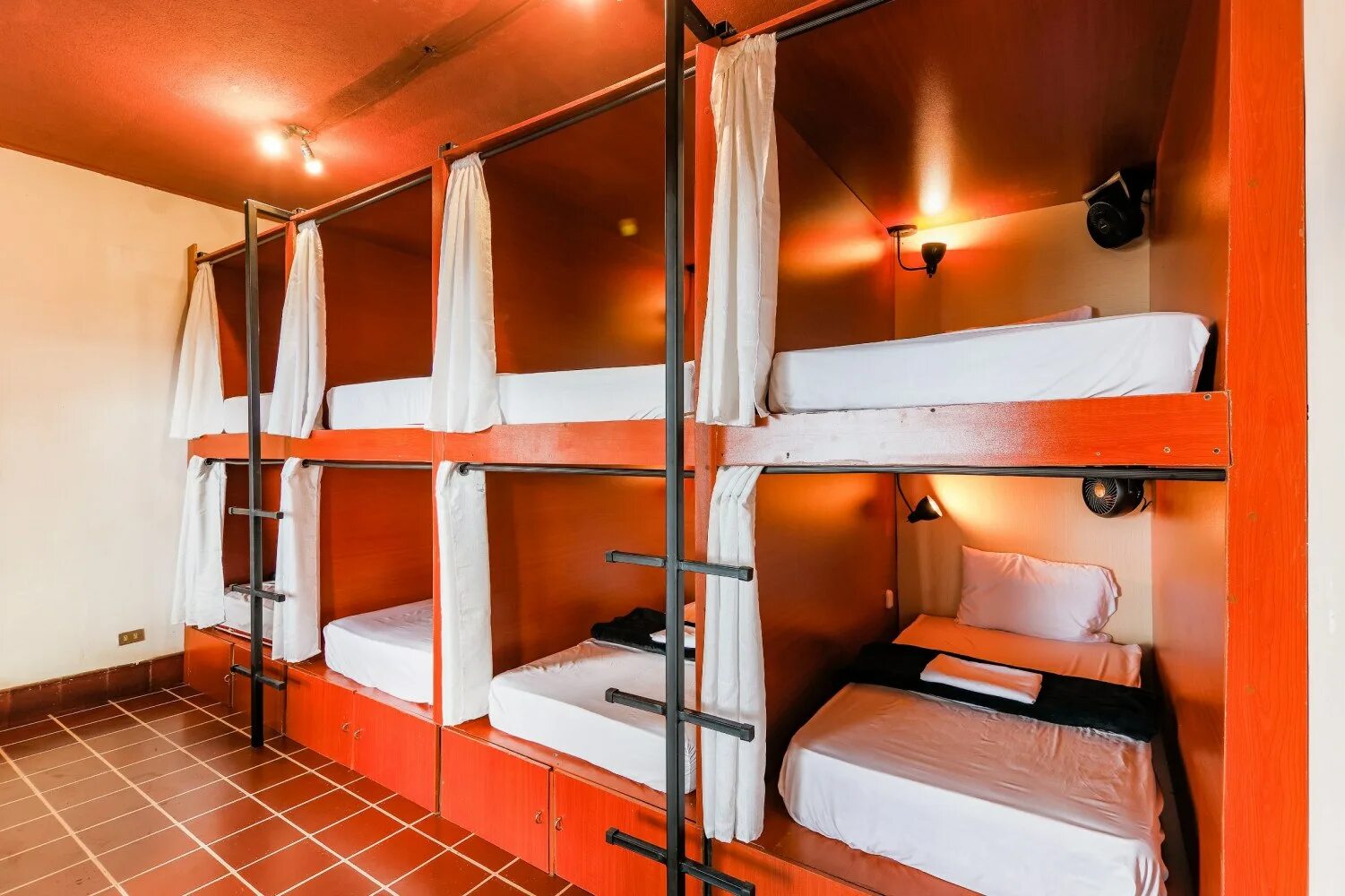 Капсульный хостел МСК. Двухъярусные кровати для хостелов. Капсульные кровати для хостела. Капсулы для хостела. Название общежития