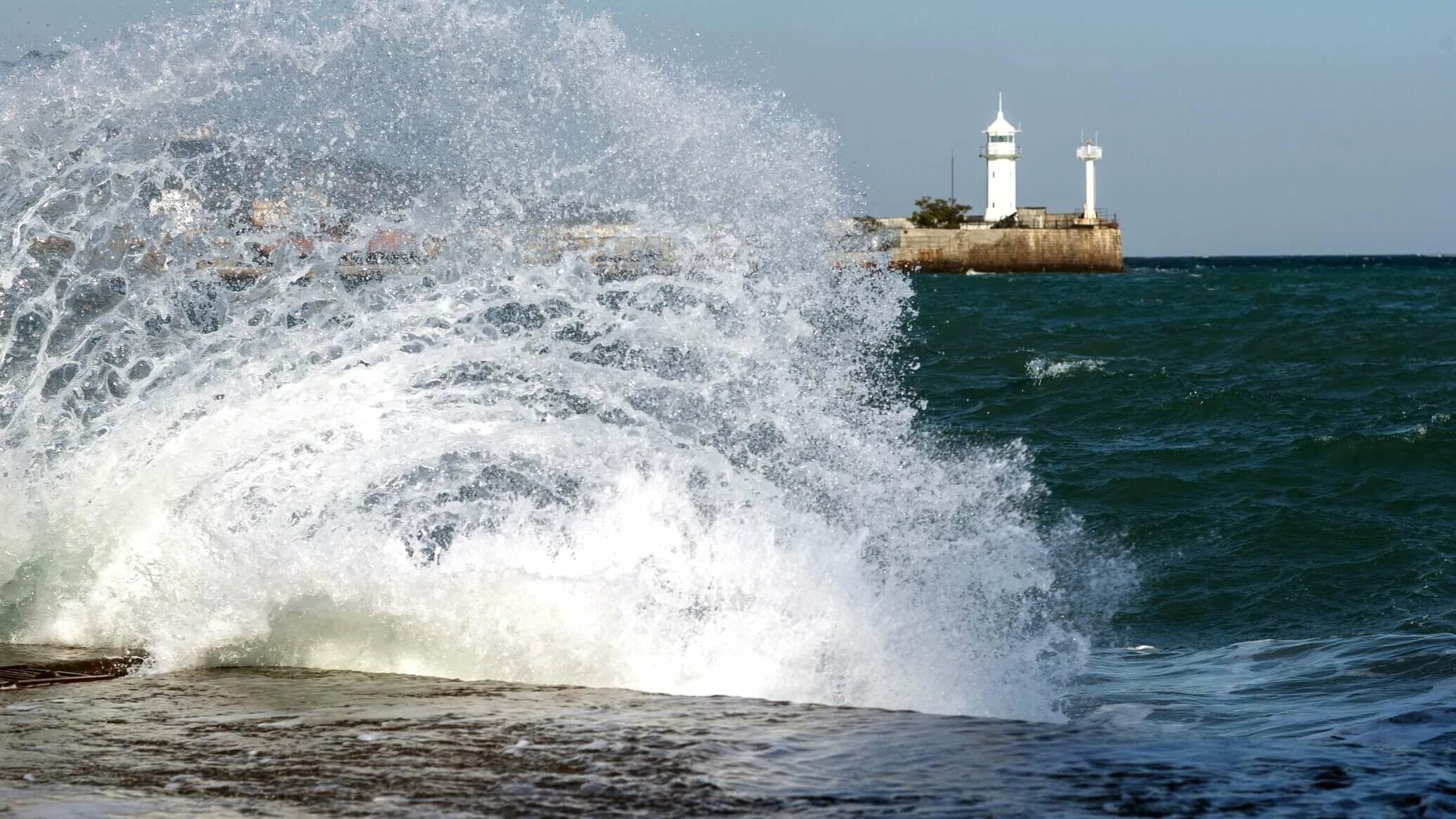 Шквал на море. Ялта фото. Ялта набережная шторм. Шторм в Ялте. Погода крым вода в море