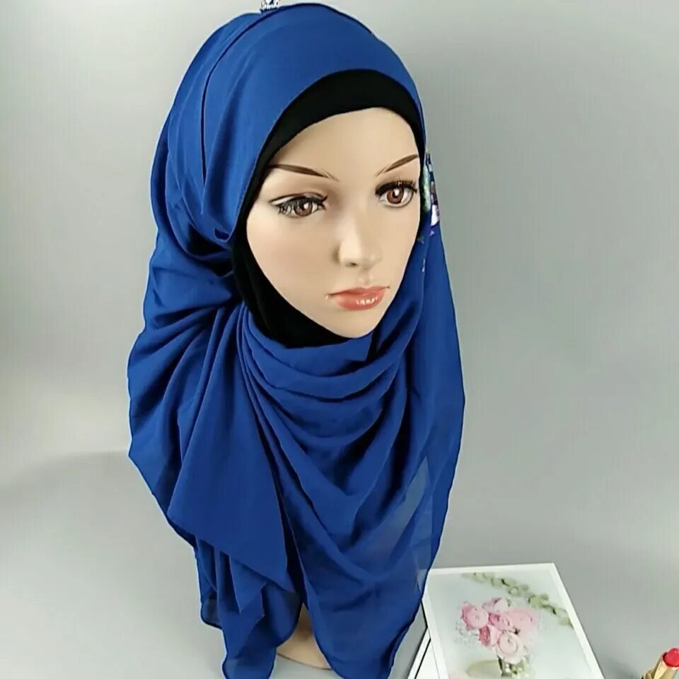 Головной платок купить. Хиджаб платок. Арабские платки для женщин. Красивые мусульманки в платках. Мусульманка в платке.
