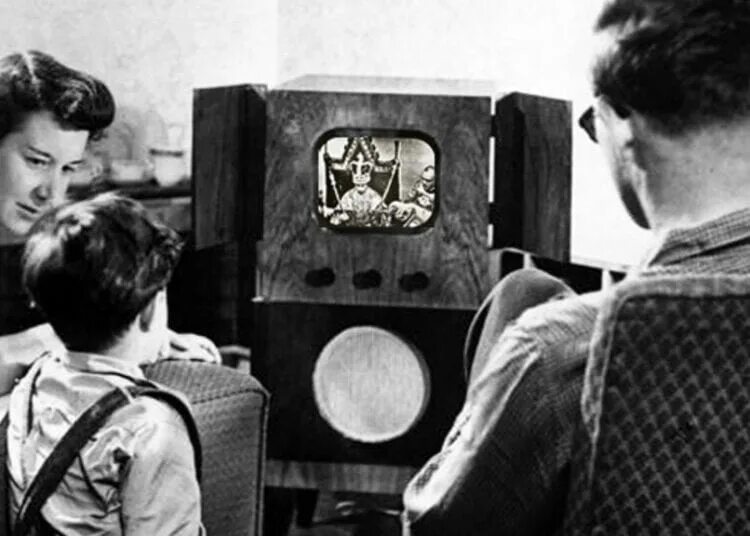 First watch tv. Телевизор 1950-х годов. Телевидение в 50-е годы. Телевидение 1930. Телевизор 1950 года.