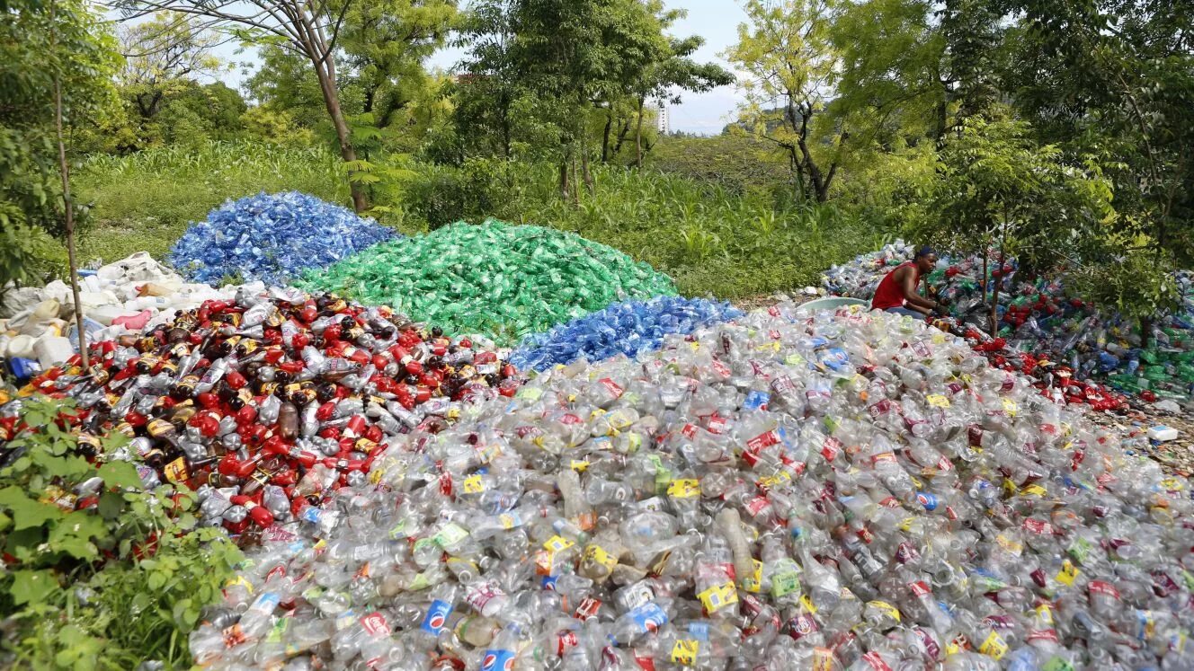 Утилизированный сбор. Пластиковые отходы. Пластиковая бутылка. Пластиковые бутылки отходы. Сбор пластиковых отходов.