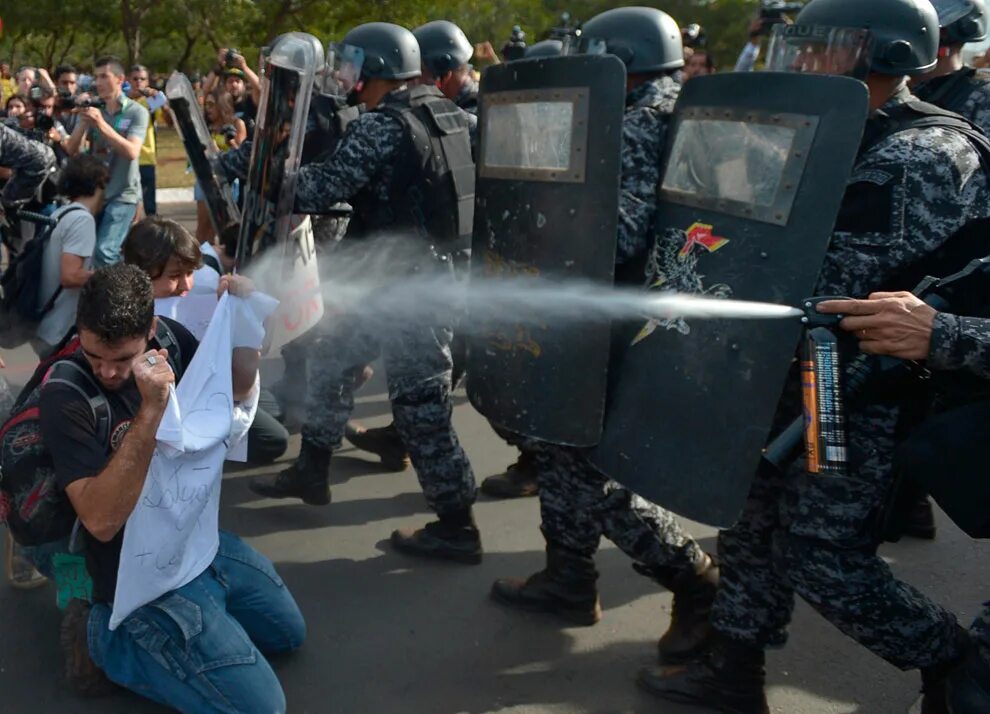 Разгон массовых беспорядков. Полиция Бразилии разогнала протесты. Резиновые пули для разгона демонстраций. Группа применения специальных