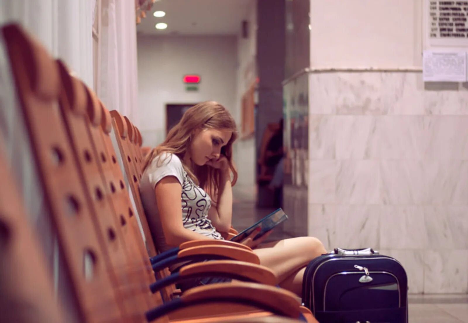 Девушка ожидает что ее. Девушка сидит на окне. Красивая девушка ждет. Счастливая женщина. Девушка ожидает что ее.