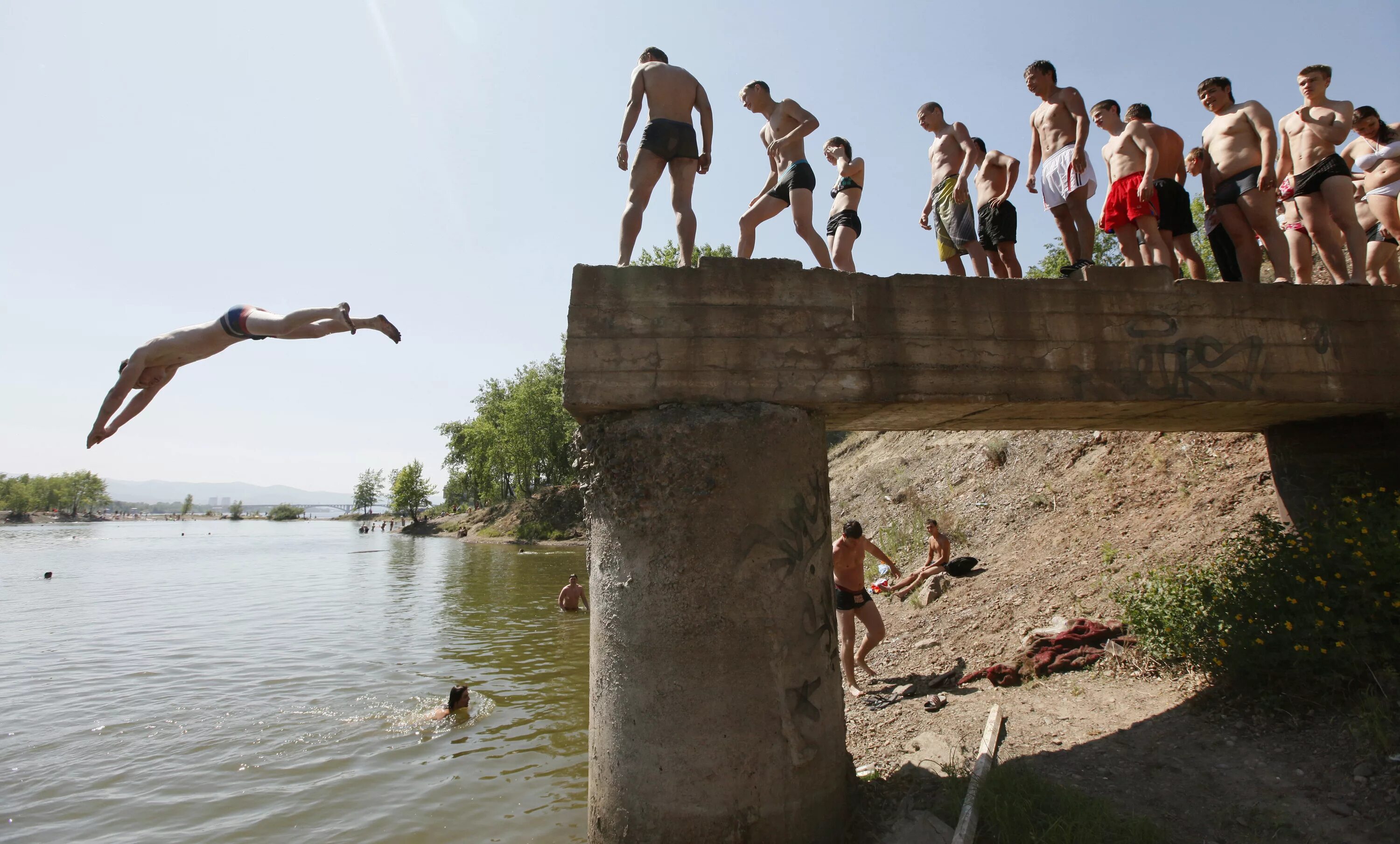 Прыжок в реку. Прыгает в воду. Прыжок в речку. Прыжки в воду с моста.