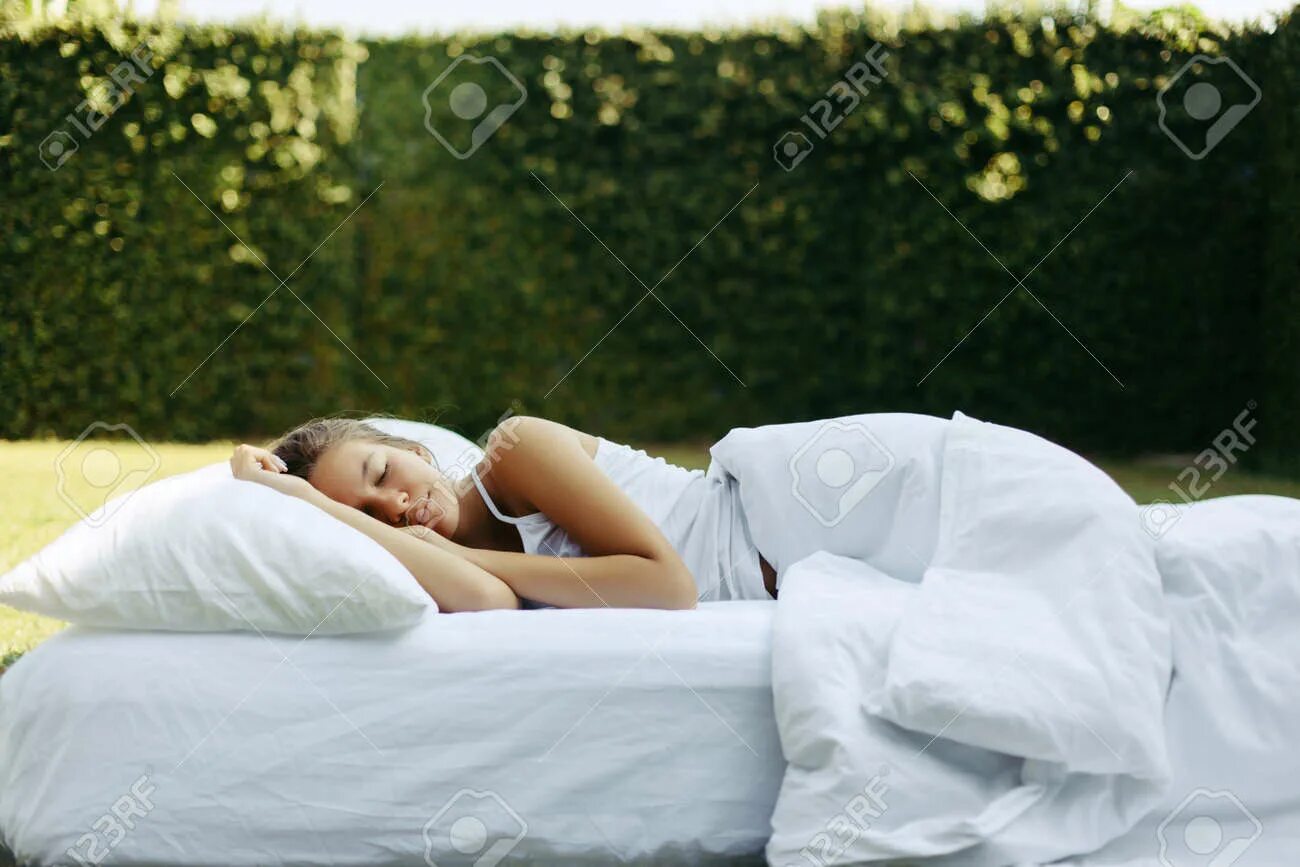 Sleeping in the garden. Sleeping on the grass. американский сон матрасов открыл вакансию профессионального спящего.
