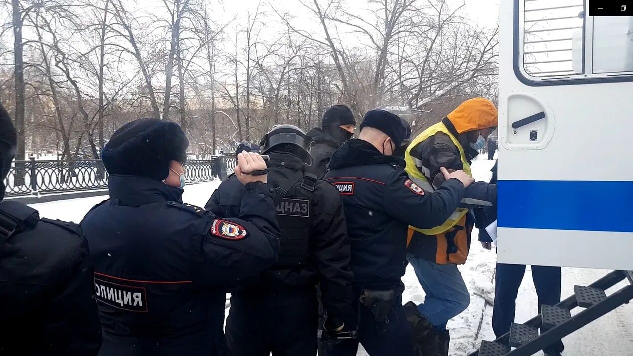 Протестующие на автозаке. Автозаки на митинге. Новосибирск задержание. Задержания протесты 23 января 2021. Россия 1 новости новосибирск