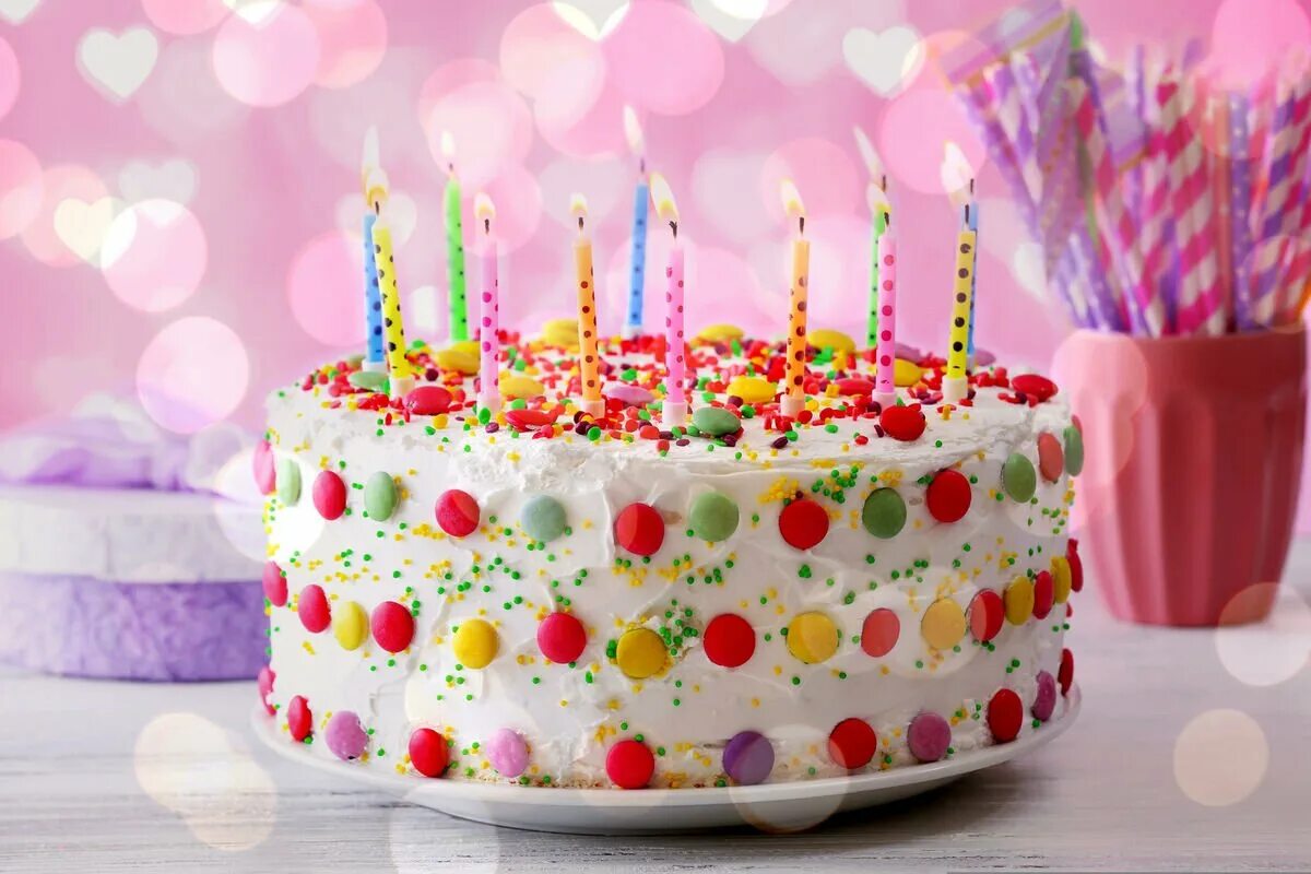 С днем рождения с тортом и шарами. Тортик с днем рождения. Красивые тортики на день рождения. Свечи для торта. С днем рождения торт и цветы.