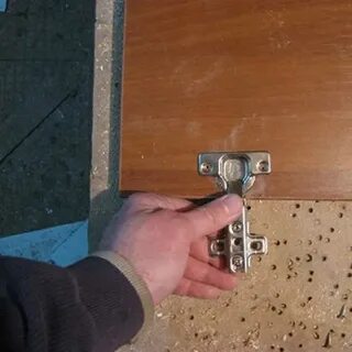 Как прикрутить дверь к шкафу