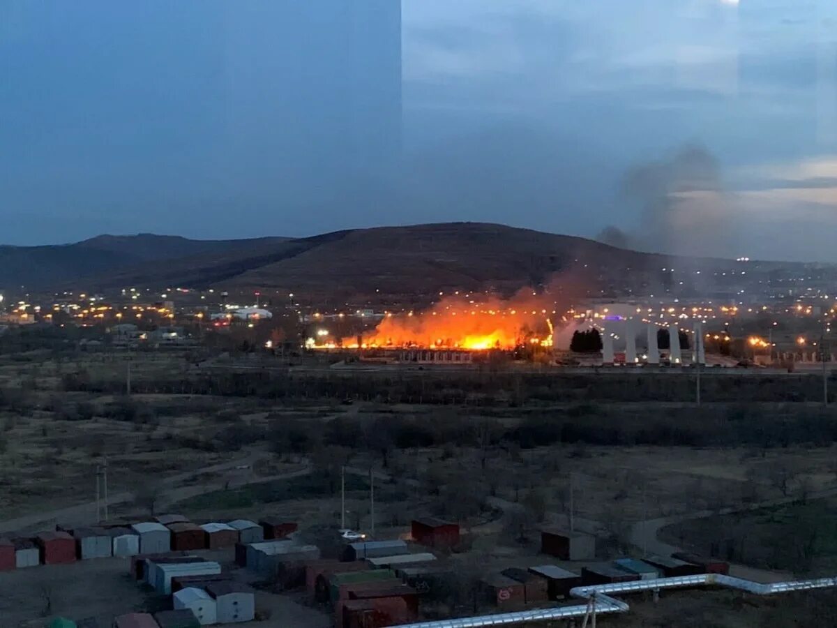 Маи сгорело. Поле горит. Черкесск горит поле. Maya горящий объект. Горит поле на окраине города Магнитогорск.