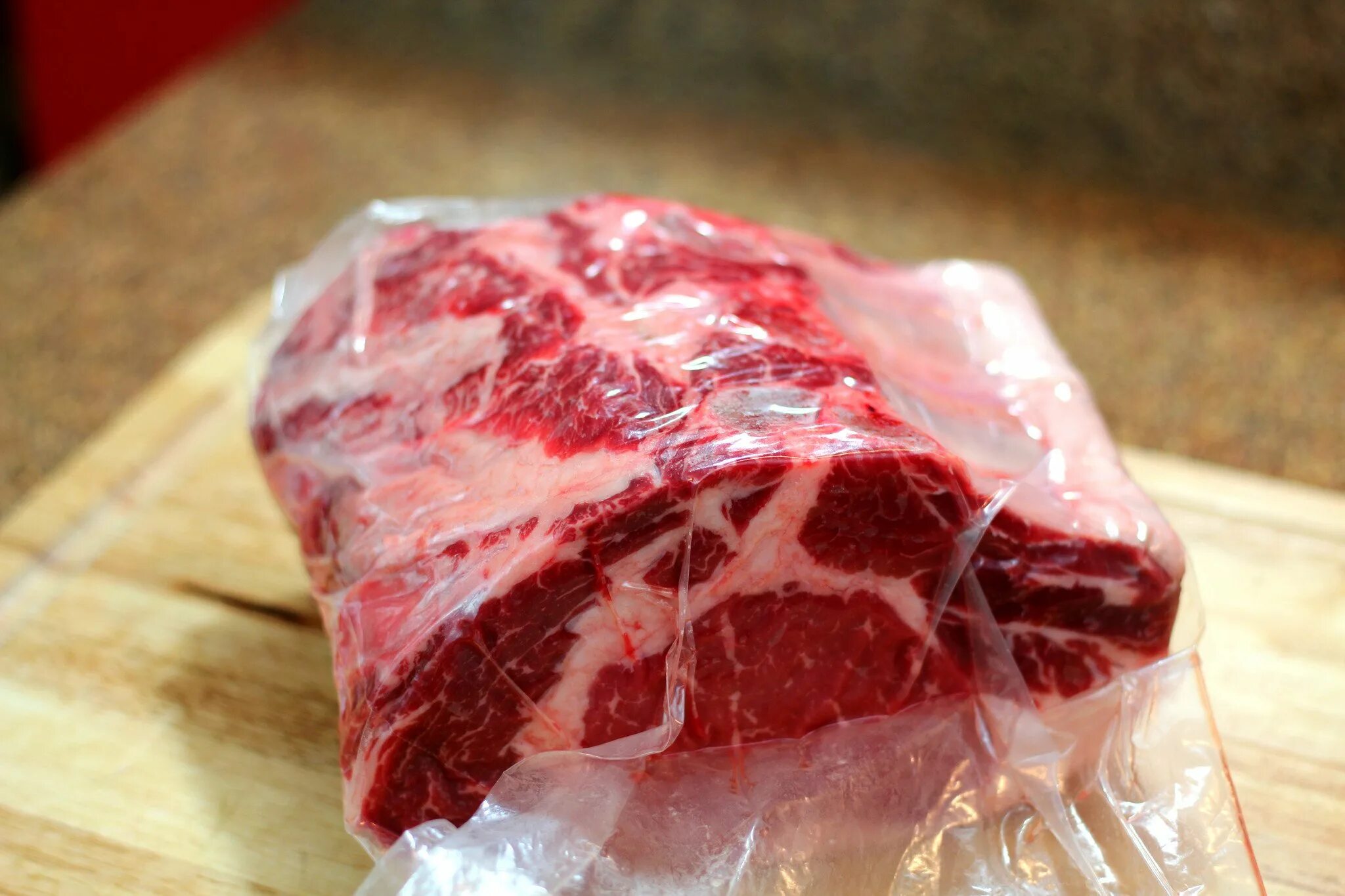 Замороженное мясо купить. Мясо в вакуумной упаковке. Мясо в вакуумном пакете. Мясо в полиэтиленовом пакете. Мясо замороженное в упаковке.