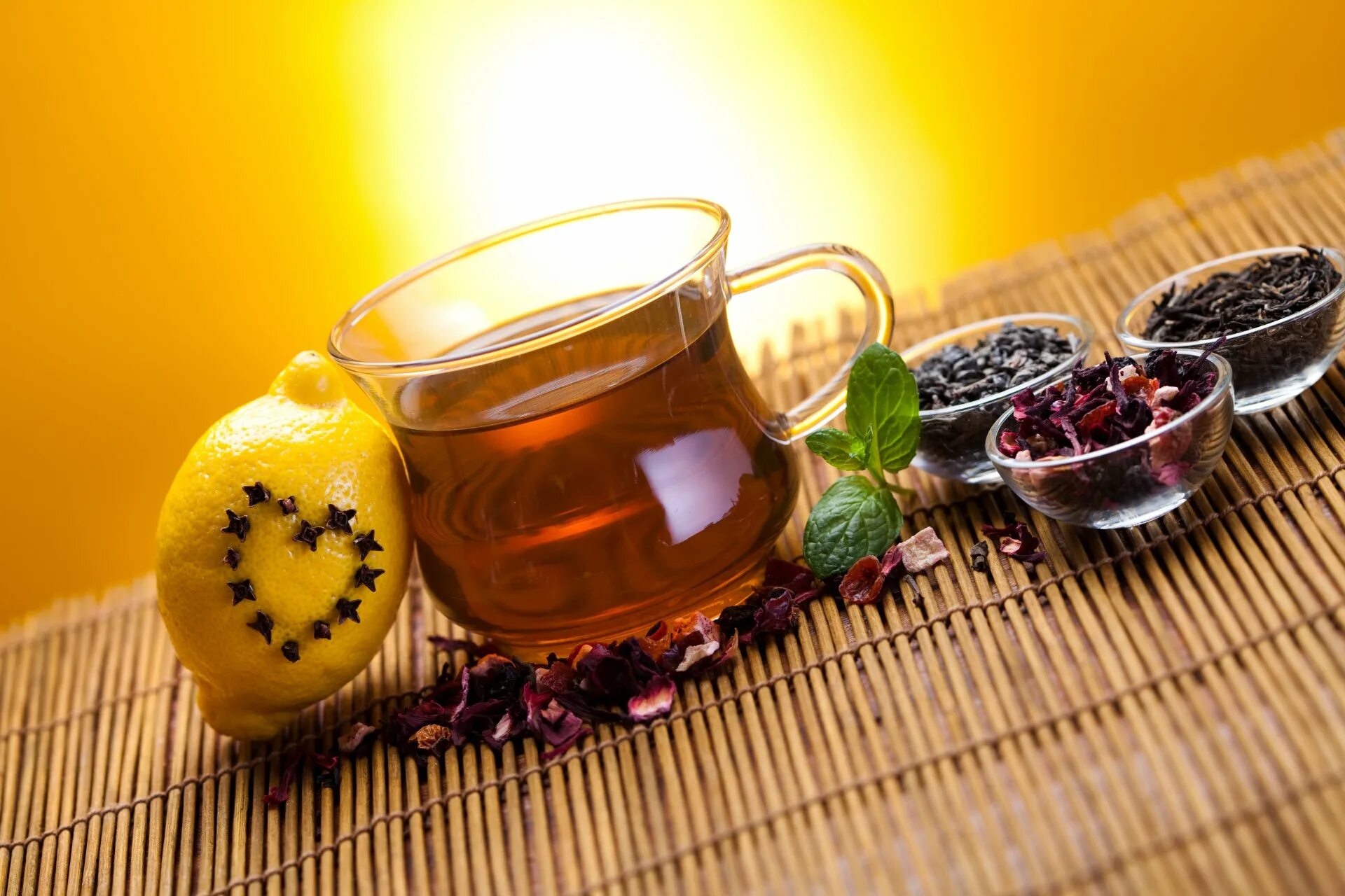 Заваривая чай мне хотелось угостить. Чай с лимоном. Красивый чай. Фруктовый и травяной чай. Травяной чай в чашке.