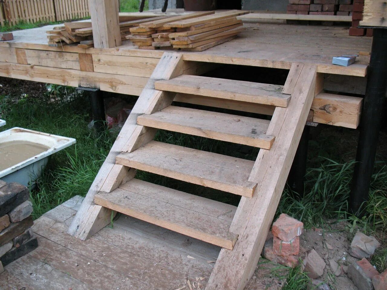Ступеньки на террасу. Уличная деревянная лестница. Лестница на террасу. Ступеньки своими руками. Ступени на террасу.