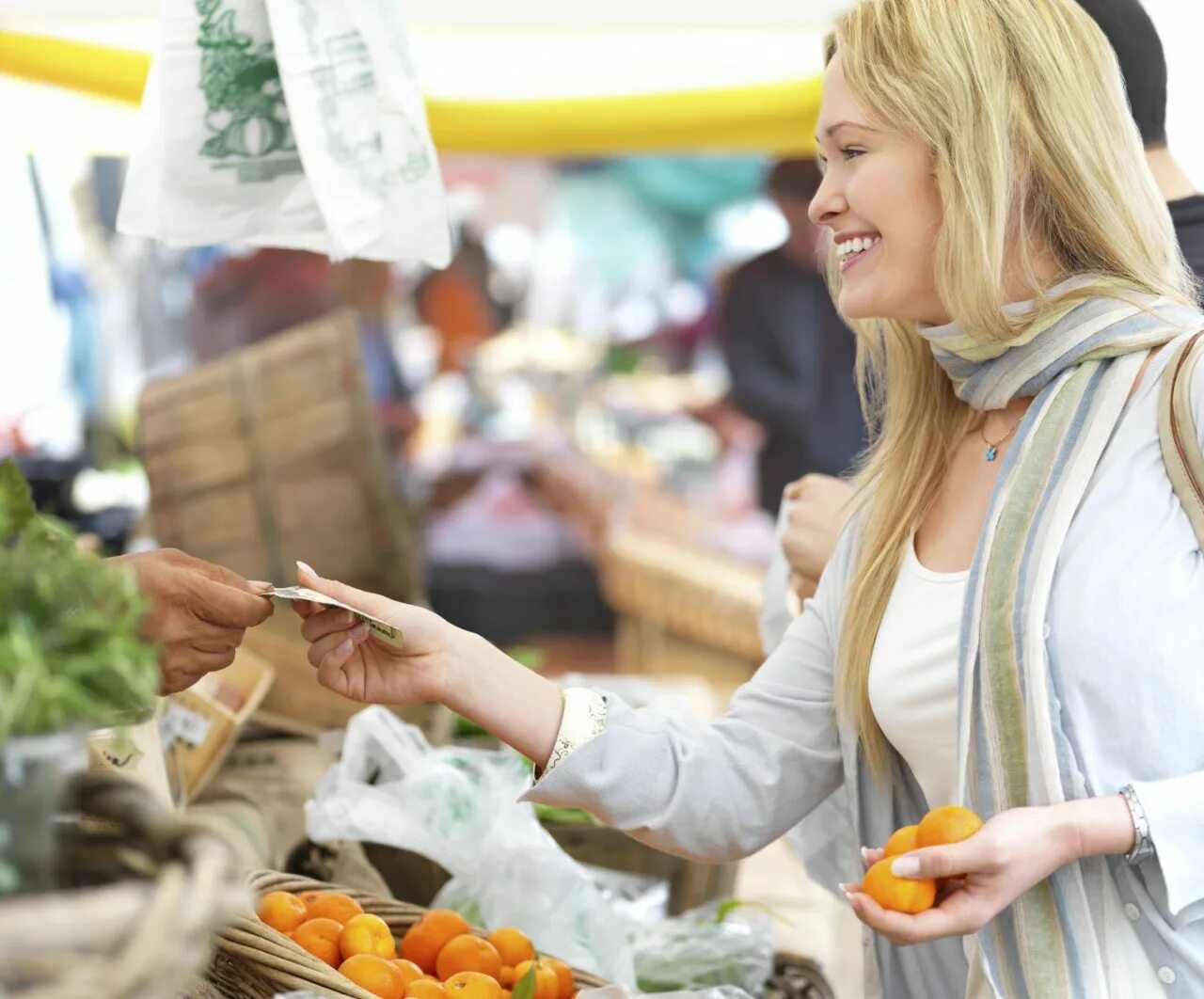 Покупатели и продавцы на рынках ресурсов. Рынок продавца и рынок покупателя примеры. Продавец и покупатель. Продавец на рынке. Покупатели и продавцы на рынках ресурсов.