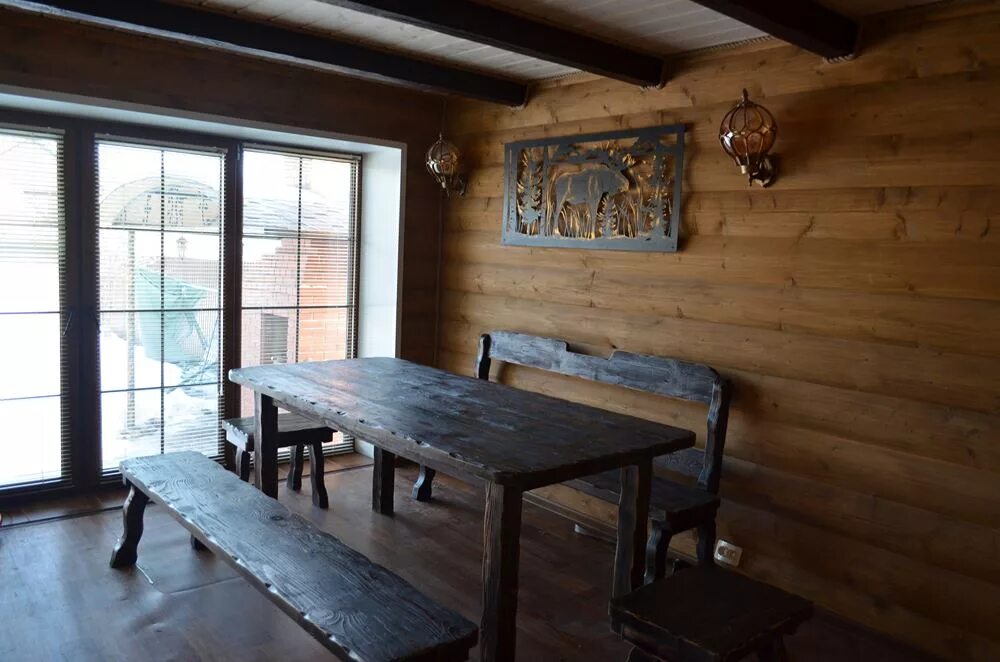 интерьер бани. окно в предбаннике. шторы в баню для комнаты отдыха. предбанник в бане. окно в комнате отдыха в бане.