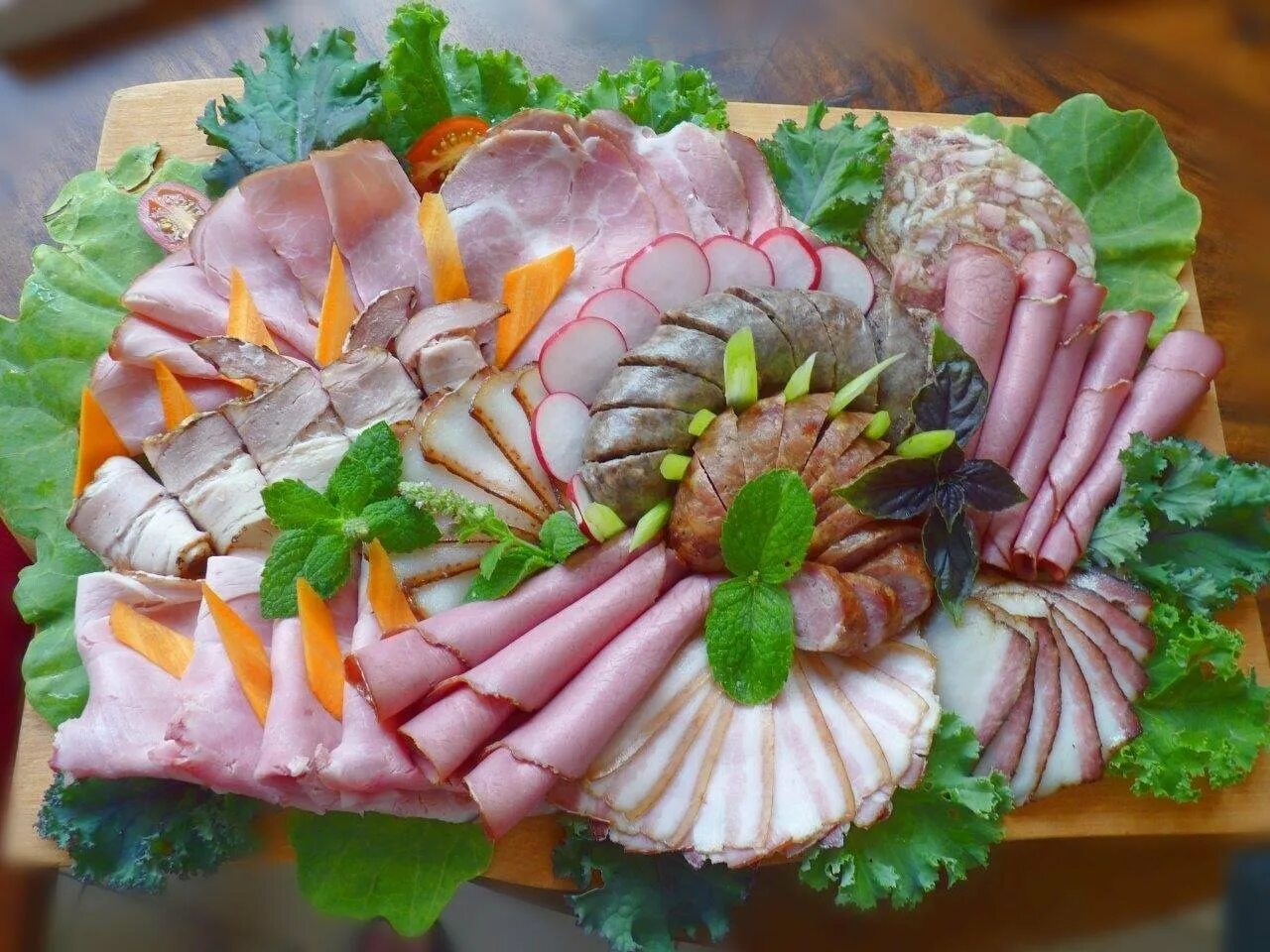 Мясная нарезка на человека. Красивые блюда на праздничный стол. нарезка на праздничный стол. красивая мясная нарезка. мясная тарелка.