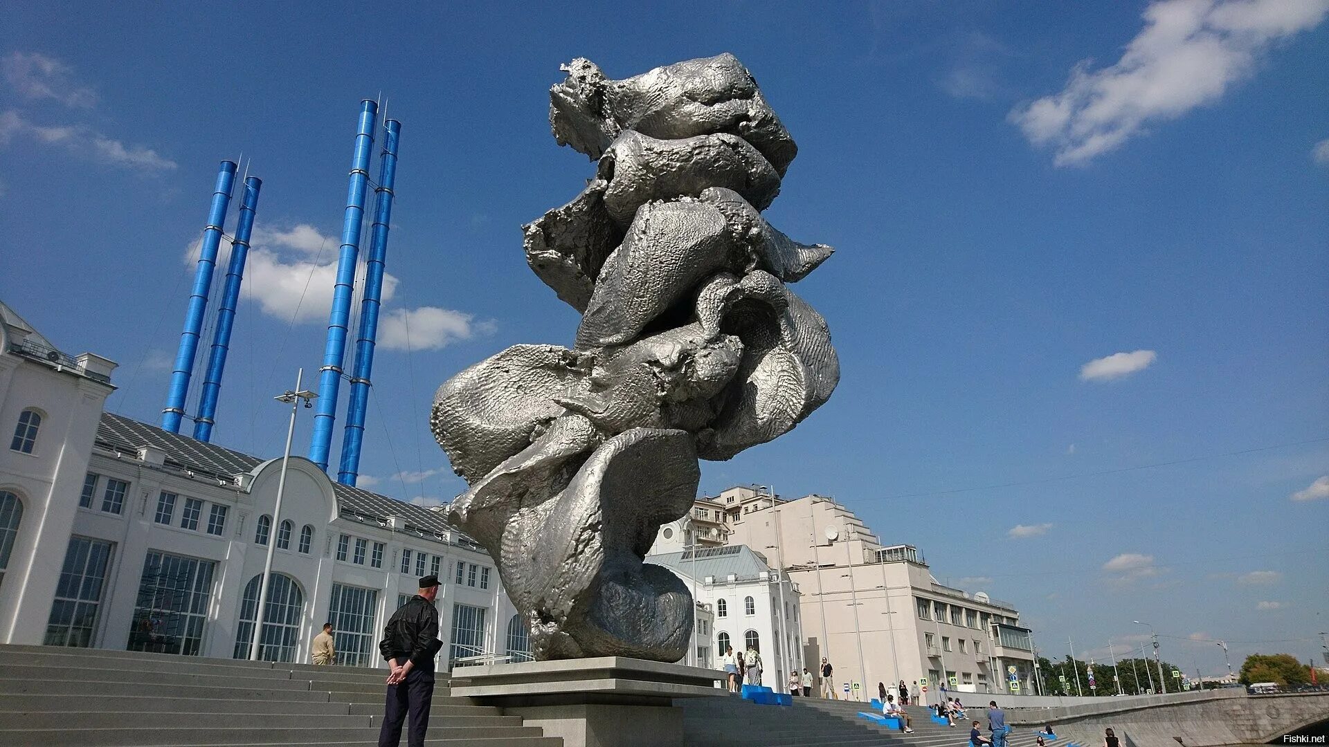 Москва болотная скульптура. Большая глина 4 урс фишер. скульптура на болотной набережной урса фишера. статуя на болотной набережной в москве. урс фишер скульптура в москве.