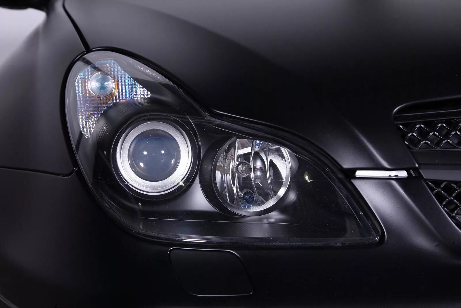 Чёрные фары нива шевроле дорестайл. Лада приора черные фары. Потеют фары на mercedes. Темные фары нива шевроле. Чёрные фары нива шевроле дорестайл.