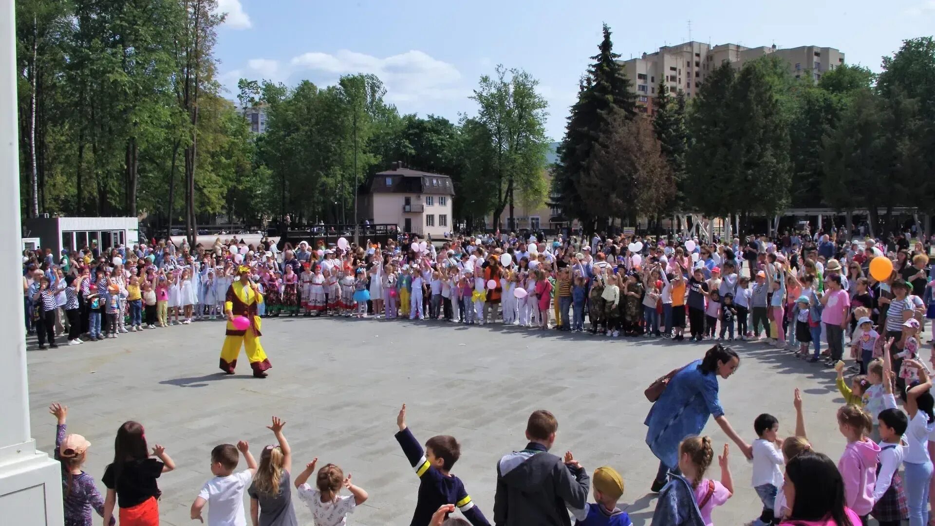 День защиты детей парк горького. Сцена в лагере. Пушкино парк. Парк пушкино 1 июня. Парк пушкино 1 июня.