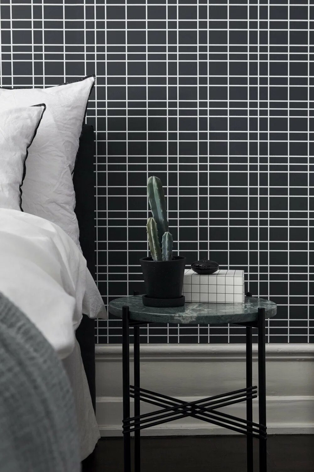 Пэчворк клетка виши. Шотландская клетка в интерьере. Стиль преппи в интерьере. Клетчатые стены. Клетка виши 2023.