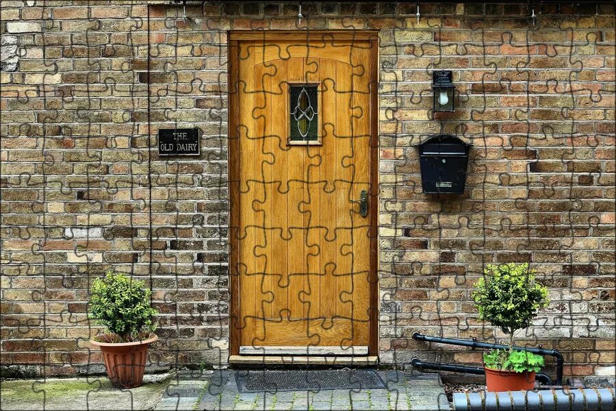 Дверь входная уличная. Ставни мид америка. Дверь в стене. House is doors. Доорс блэк дорс.