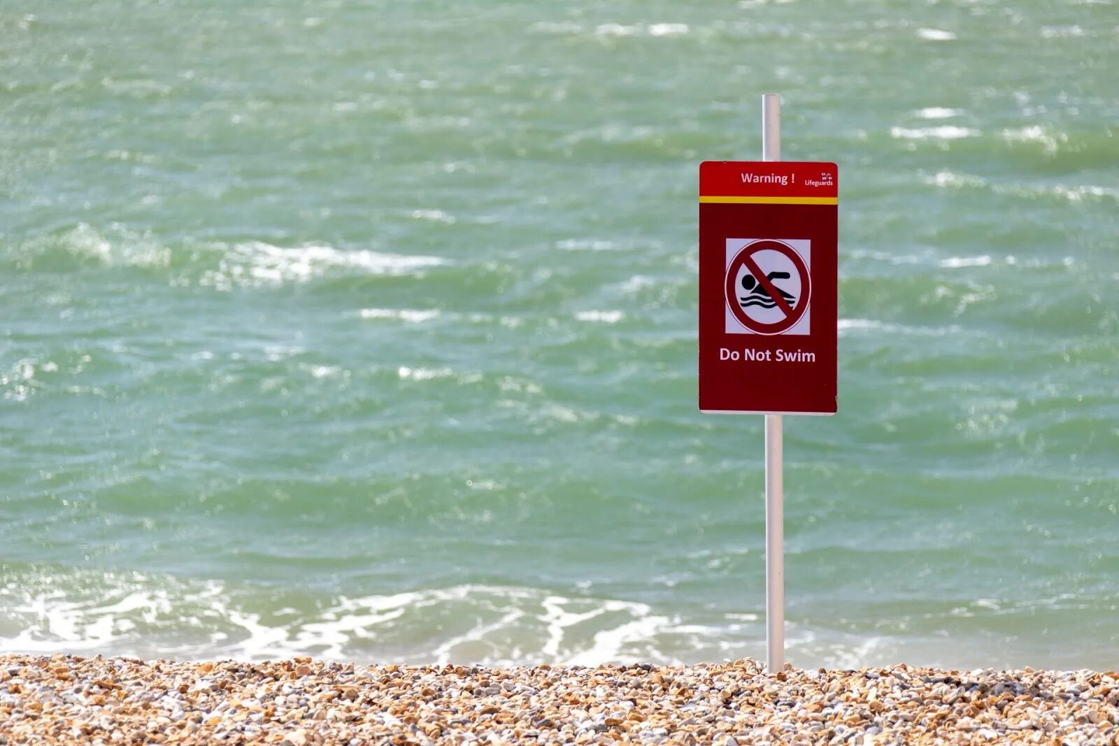 Купаться запрещено картинки. Табличка на пляже. Знаки безопасности на пляже. Купаться запрещено табличка. Знак «пляж».