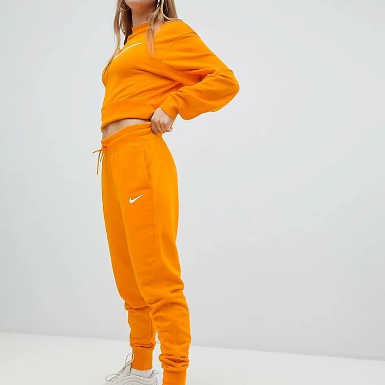 Оранжевые штаны найк женские. Nike Jogger оранжевые. Джоггеры найк оранжевые. Nike штаны оранжевые.