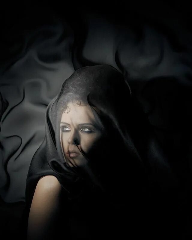 Слезы вдовы. Слеза вдовы устройство. Женщина в черном платке. Женщина в черном платке. Женщина в трауре.