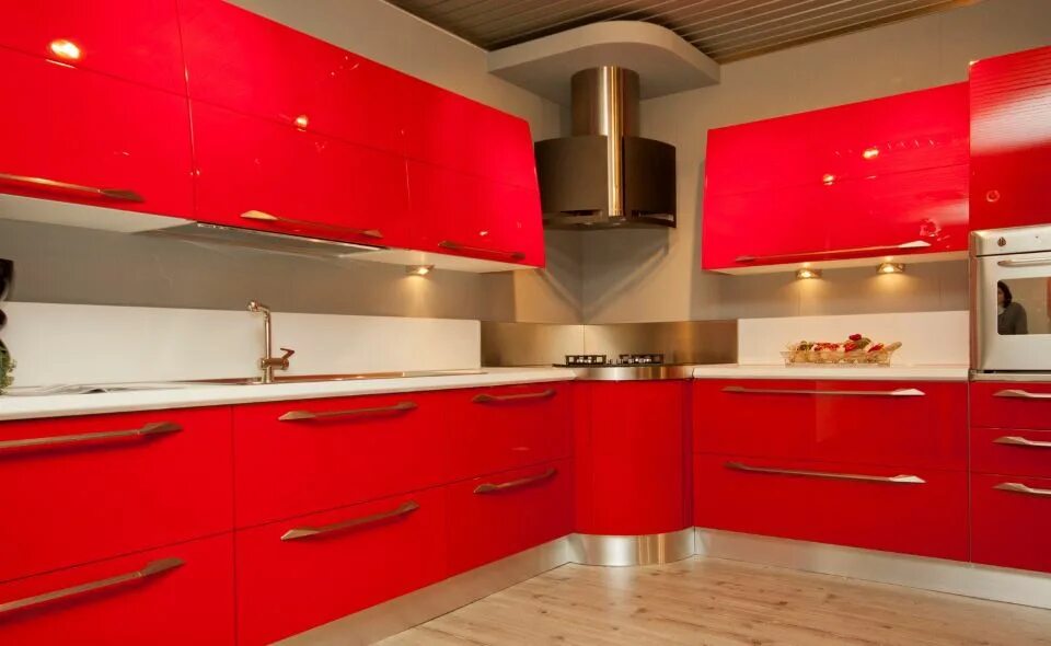 Кухонный гарнитур красный металлик. Кухни с красными фасадами. Кухонный гарнитур. Кухни с красными фасадами. Глянцевые кухни.
