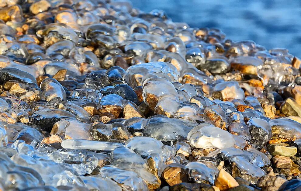 Лед на дне озера. Озеро Байкал вода. Озеро с прозрачной водой. Водная поверхность Байкала. Пузырьки на Байкале.