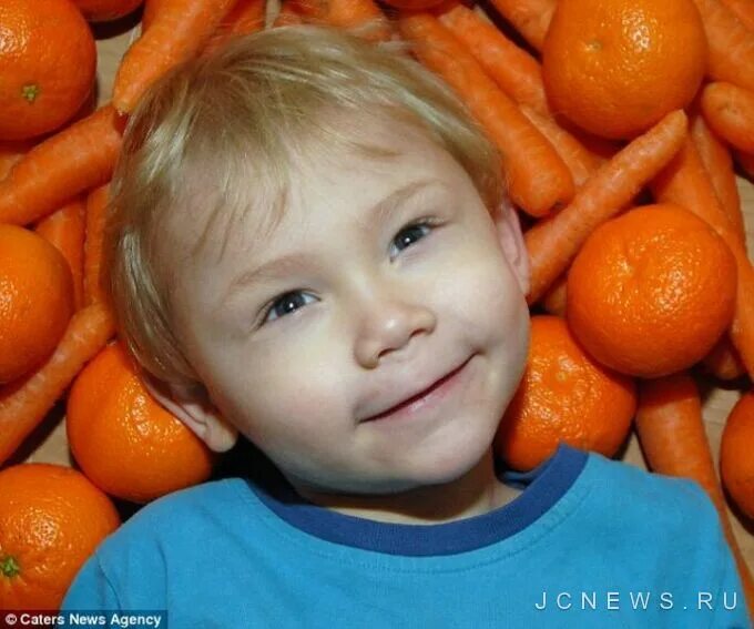 ребенок стал оранжевым. спорт дети. апельсиновая фотосессия. человек морковка. малыш ест.