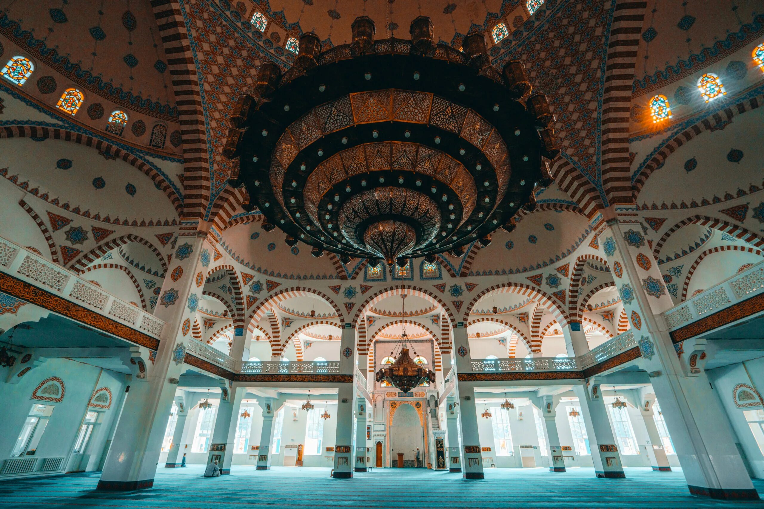 Джума дагестан. Центральная Джума-мечеть. Центральная Джума-мечеть (Дагестан, Махачкала). Джума мечеть Махачкала внутри. Джума мечеть Азербайджан.
