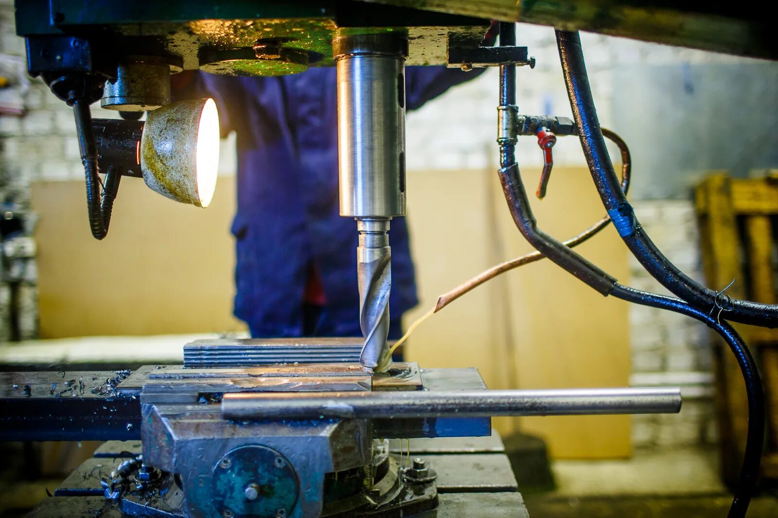 порядок сверления отверстий на сверлильном станке технология 5 класс. схема инструмента для сверления. типовые схемы обработки на расточных станках?. технология сверлильных работ. разметка отверстий для сверления на токарном станке.